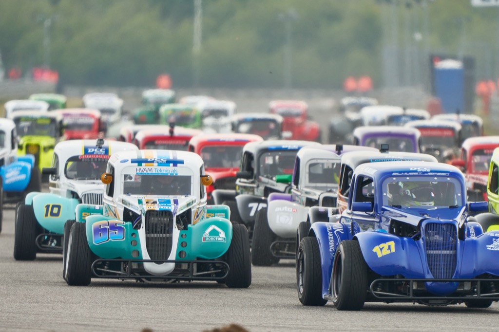 Der bliver garanti for trængsel i det første sving, når årets Daarbak redoffice Legends Car Cup i weekenden skydes i gang på Padborg Park
(Foto: Stumpphoto)